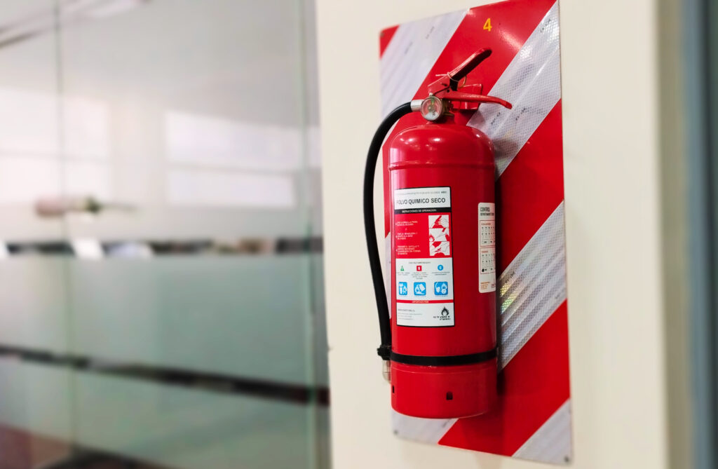 Extintor Start Fire de Polvo Químico Seco al 90% en la pared de una oficina